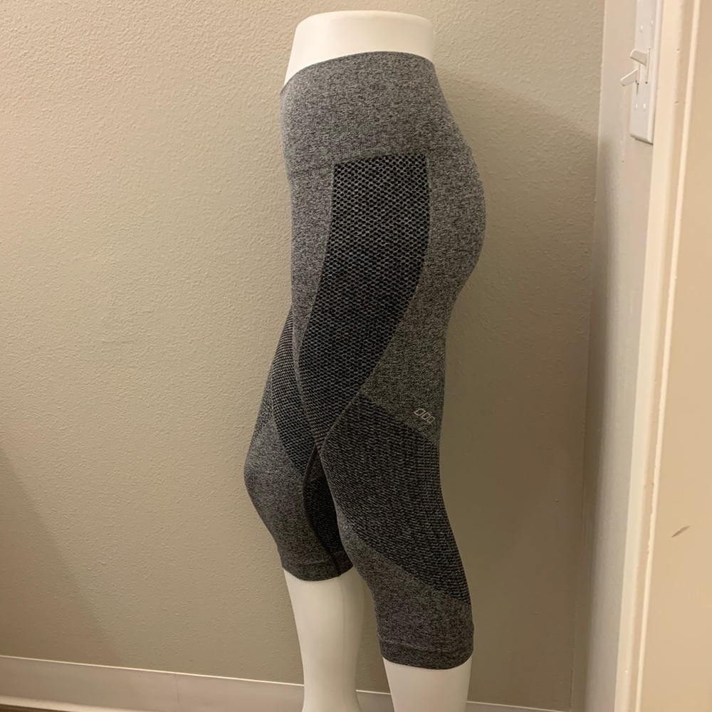 Lorna Jane Seamless Capris - Picture 4 of 6